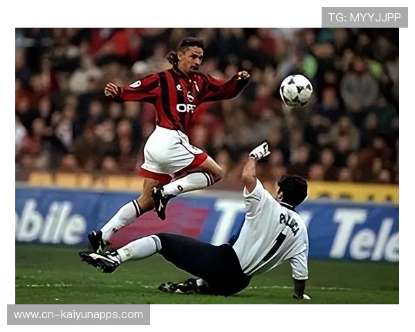 AC米兰后防轮换训练：教练要求更快速的换位与压缩空间